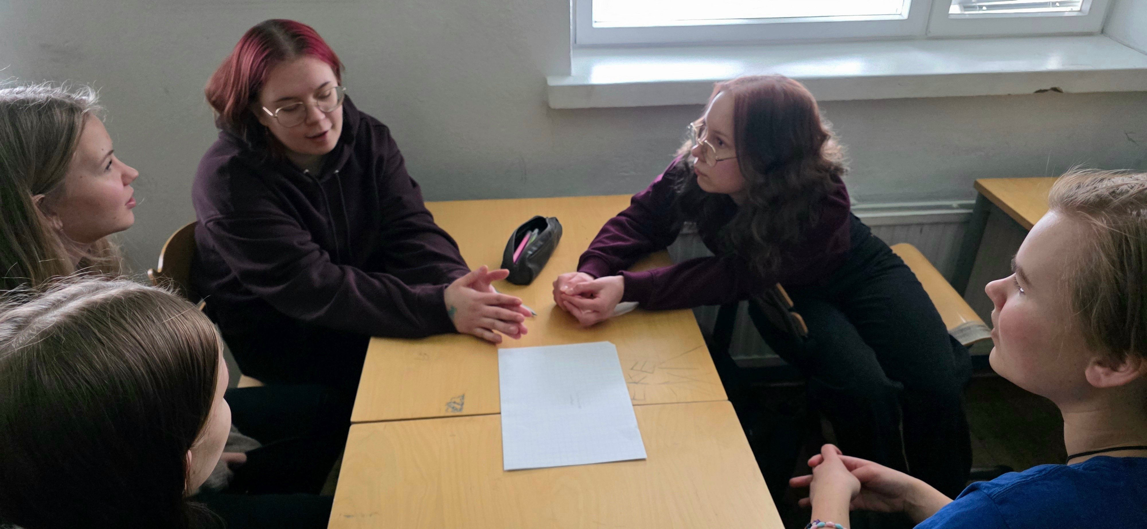 Karihaaran koulun 9 D luokan oppilaat Aliisa Savolainen, Loviisa Juustovaara, Miia Soivuori ja Kara Pörhö alkoivat heti ideoida omaa kiertotalousyritystään Kiertotalouskeskuksen kummiluokkahaasteessa Meidän kiertotalousyrityksemme. 