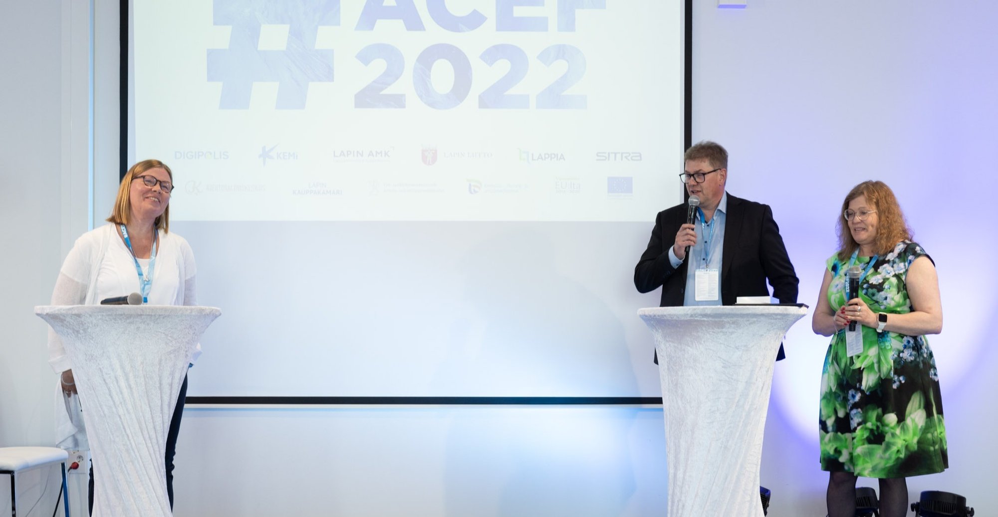 Sitran erityisasiantuntija Nani Pajunen palkittiin Vuoden Kiertotalousteko -palkinnolla ACEF2022 -forumissa. Palkintoa olivat jakamassa Kiertotalouskeskuksen johtaja Tuomas Pussila ja viestintäasiantuntija Soile Suvanto. Kuva Kuvavuorinen.