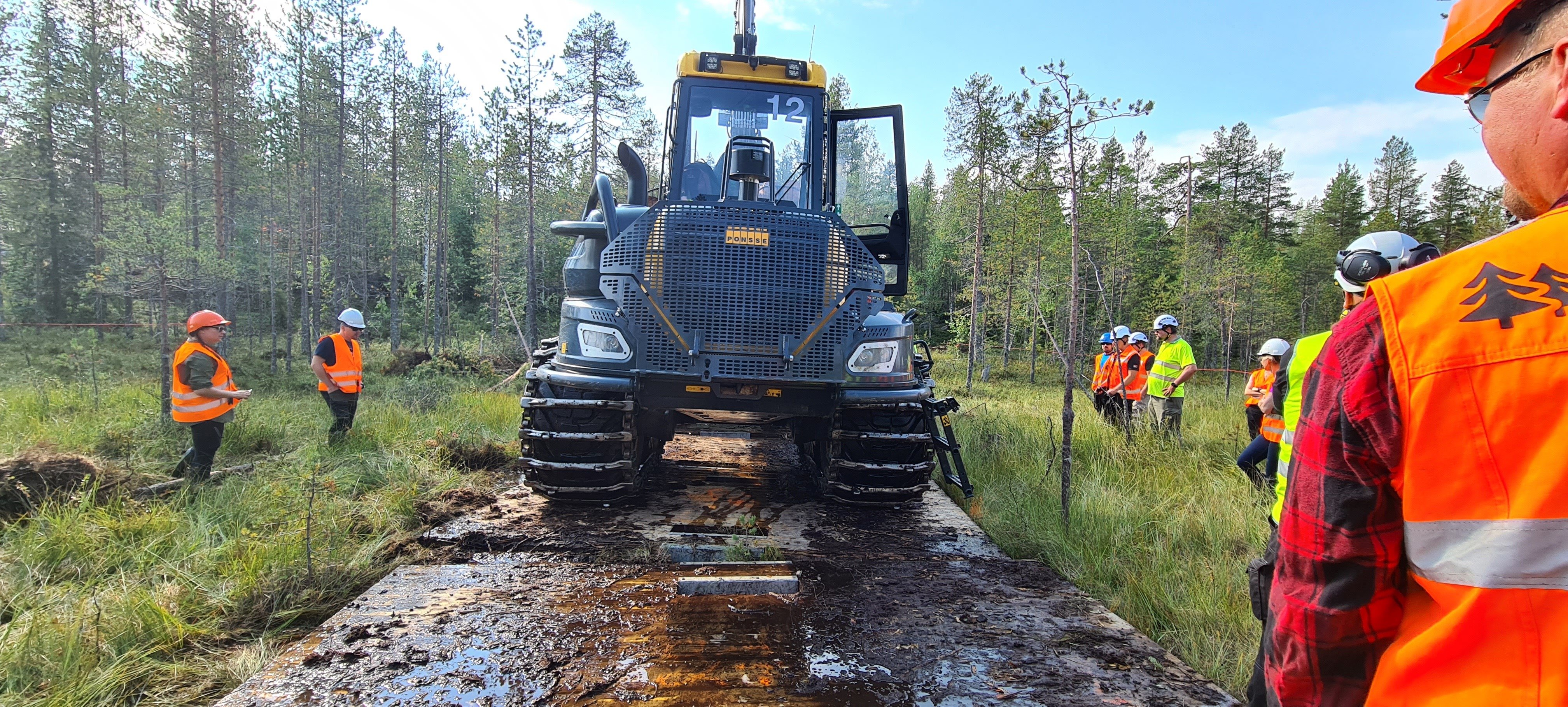 CLT-levyjen testausta pehmeillä alustoilla vuonna 2022. Kuva Soile Suvanto Kemin Digipolis oy.