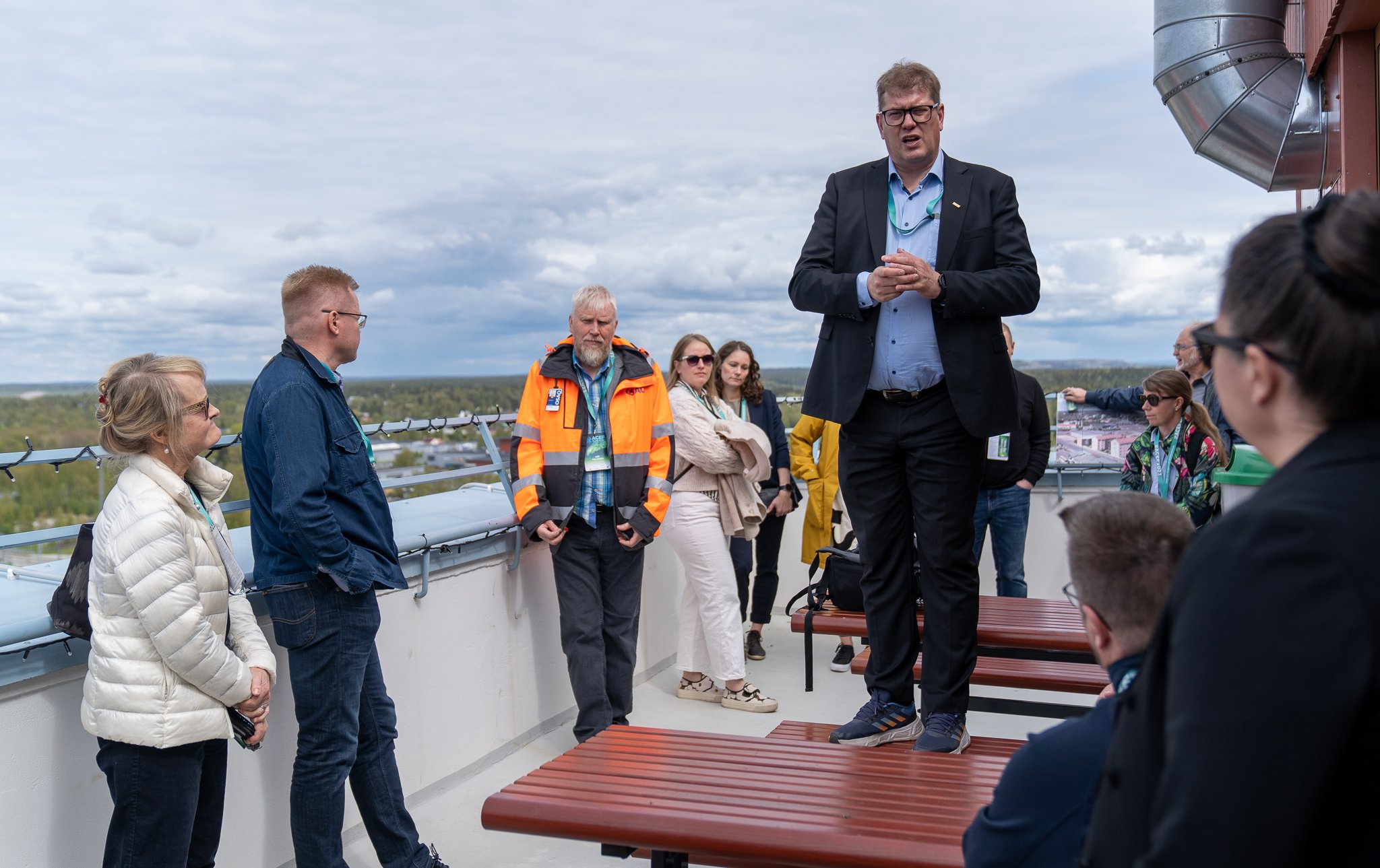 7. kesäkuuta 2023 Kiertotalouskeskuksen johtaja Tuomas Pussila esitteli ACEF2023 -forumin kävijöille kiertotalouden näkymiä kaupungintalon kattoterassilta.
