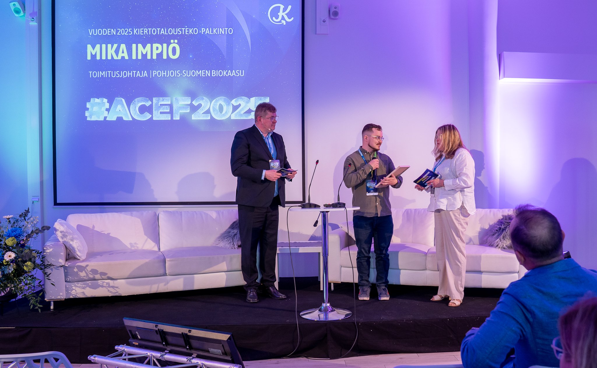 ACEF2025 -forumin isäntänä toimi Kiertotalouskeskuksen johtaja Tuomas Pussila. Kuvassa Vuoden 2025 Kiertotalousteko - palkinnon voittaja Pohjois-Suomen Biokaasu oy:n toimitusjohtaja Mika Impiö ja Kiertotalouskeskuksen viestintäpäällikkö Soile Suvanto. Kuva Videcam