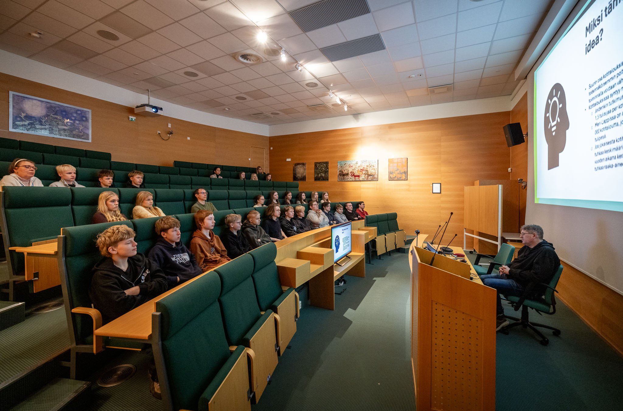 Kiertotalouskeskuksen kummiluokkien kiertotalousyritysideakisan palkitut tiimit kutsuttiin 1.4. tilaisuuteen kakkukahveille. Samalla katsottiin parhaat yritysideavideot. Kuva Jarno Vuorinen Kuvavuorinen