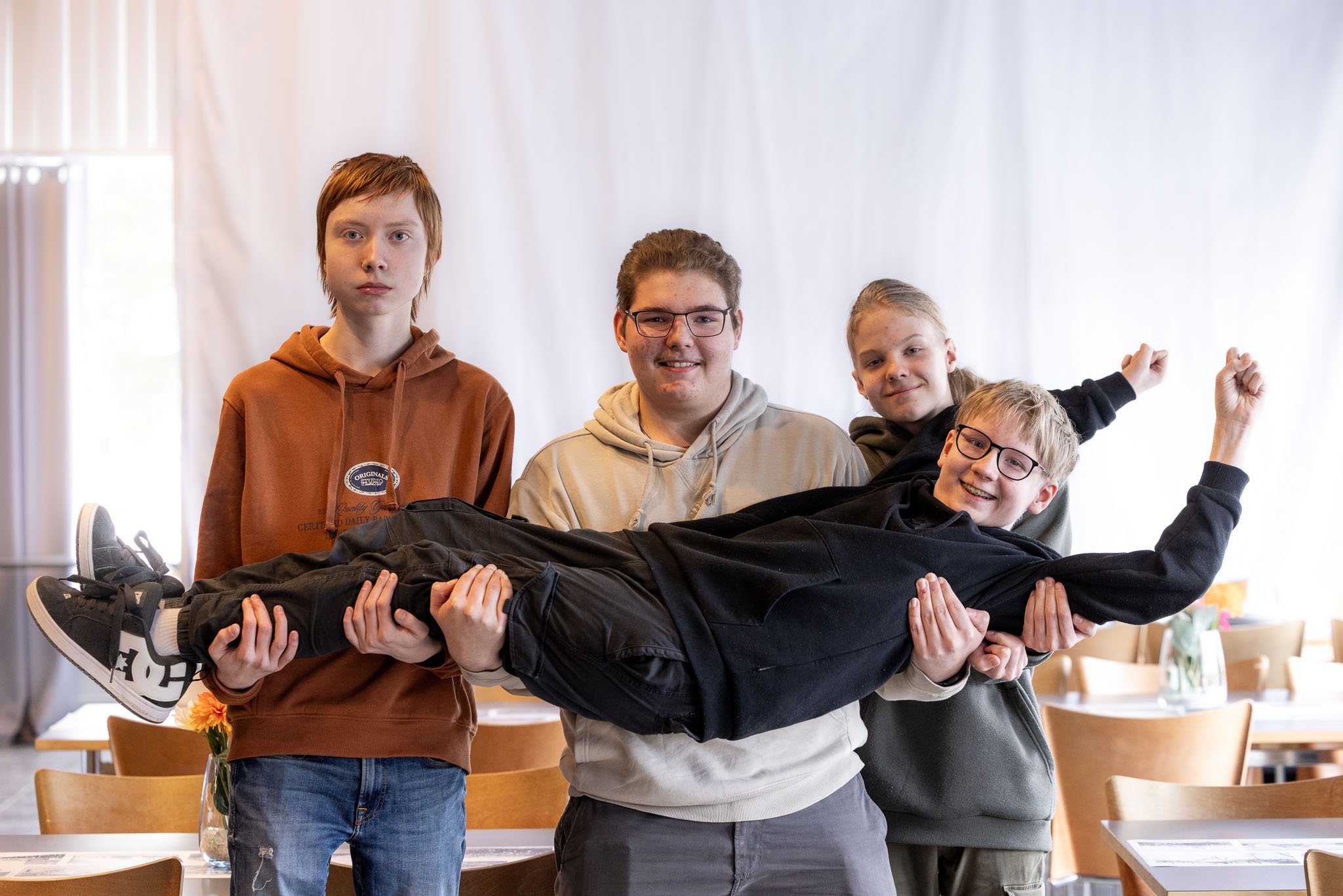 Johannes Bäckström, Jerry Korkala, Eelis Puijola ja Arttu Puijola (vaakatasossa) nappasivat tänä vuonna voiton Meidän kiertotalousyrityksemme  -videohaastekisassa . Kuva Jarno Vuorinen Kuvavuorinen