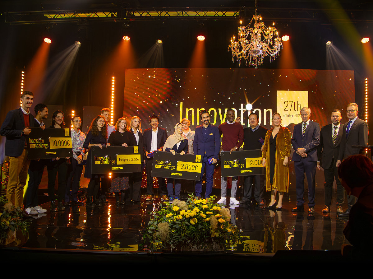 Tapojärvi Innovation Challengen palkitut joukkueet, tuomaristo ja juontajat.