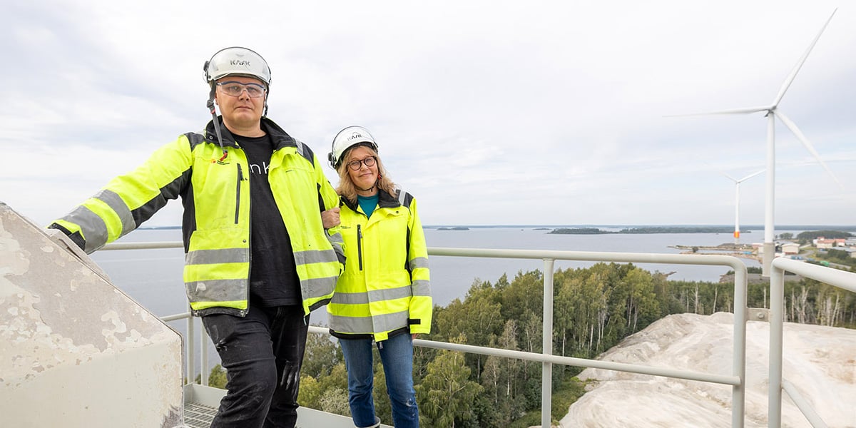 Sampsa Vuori SMA mineralin tehtaalla. Kuvassa mukana Digipoliksen viestintäasiantuntija Soile Suvanto.