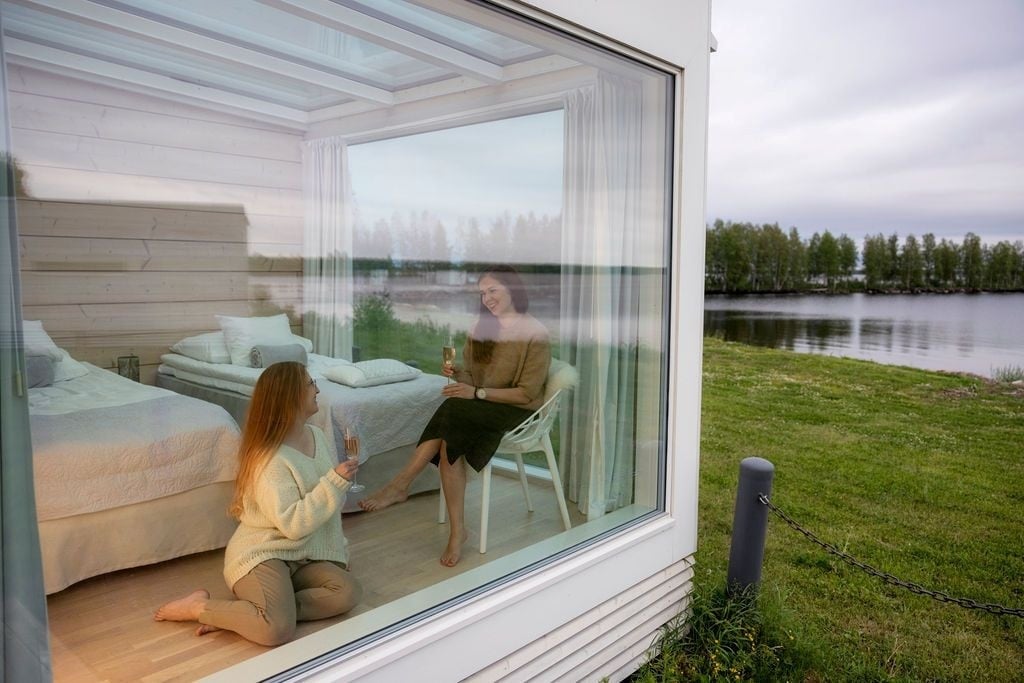 Elokuu 2026 on ollut vilkas matkailukuukausi Kemissä. Majoituksia on kirjattu yli seitsemän prosenttia enemmän kuin vuosi sitten elokuussa. Kuva Seaside Glass Villas.