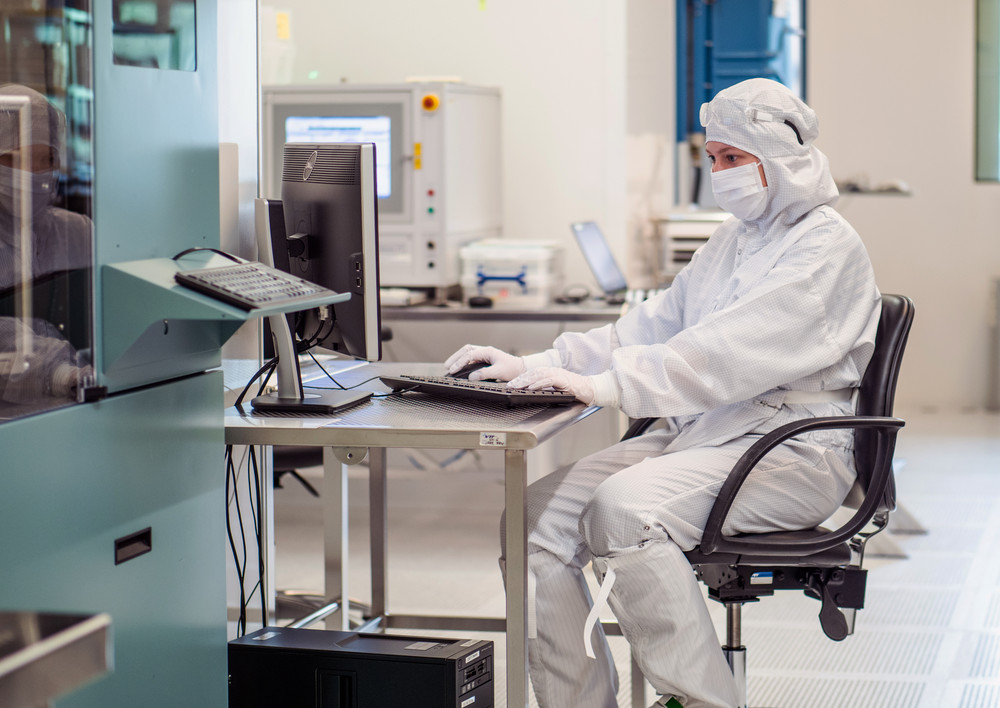 Researcher-in-micronova-cleanroom