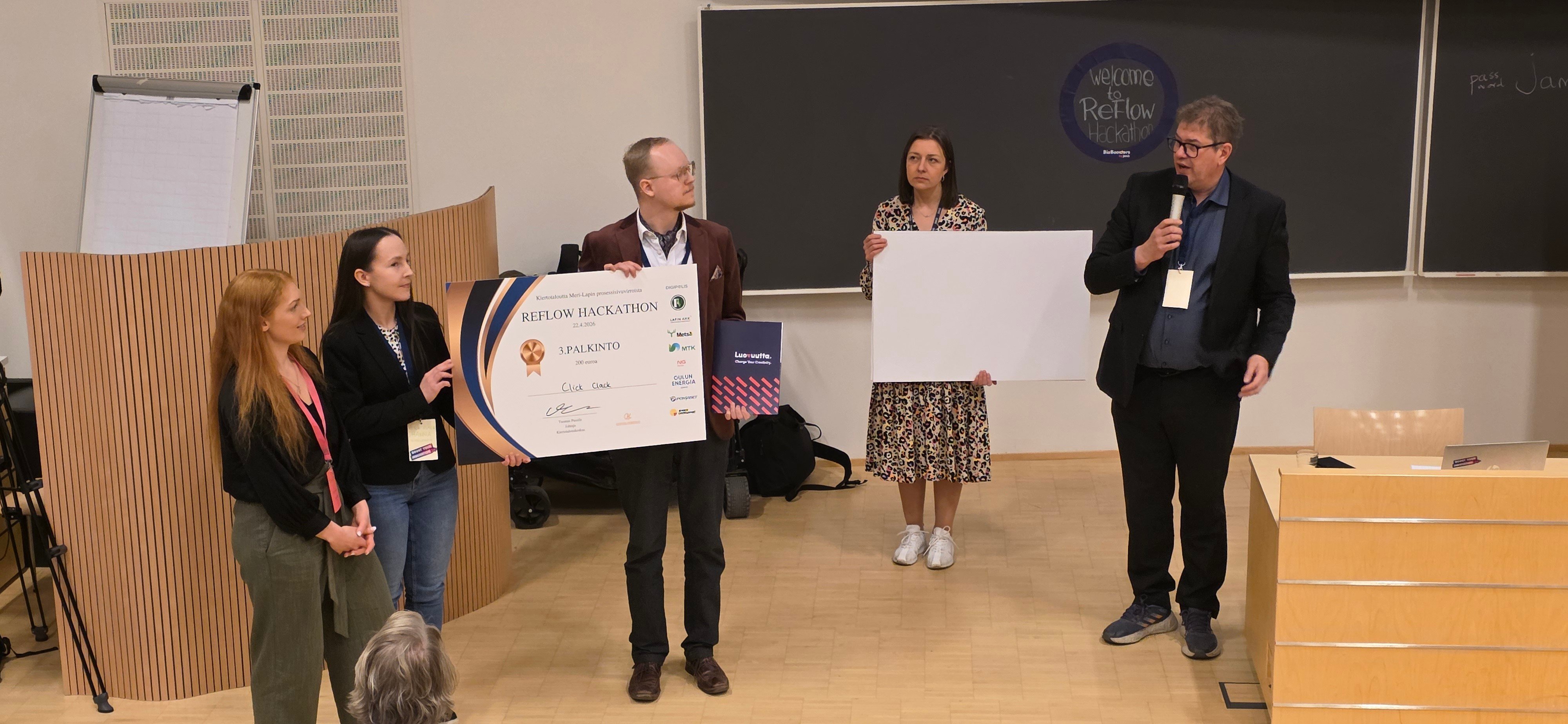 Click Clack Tomi Eilamo, Hanna Seppäläinen, Elizaveta Lingonberg 3. sija Hackathon 22.4.2026. Kuva Soile Suvanto Kemin Digipolis.