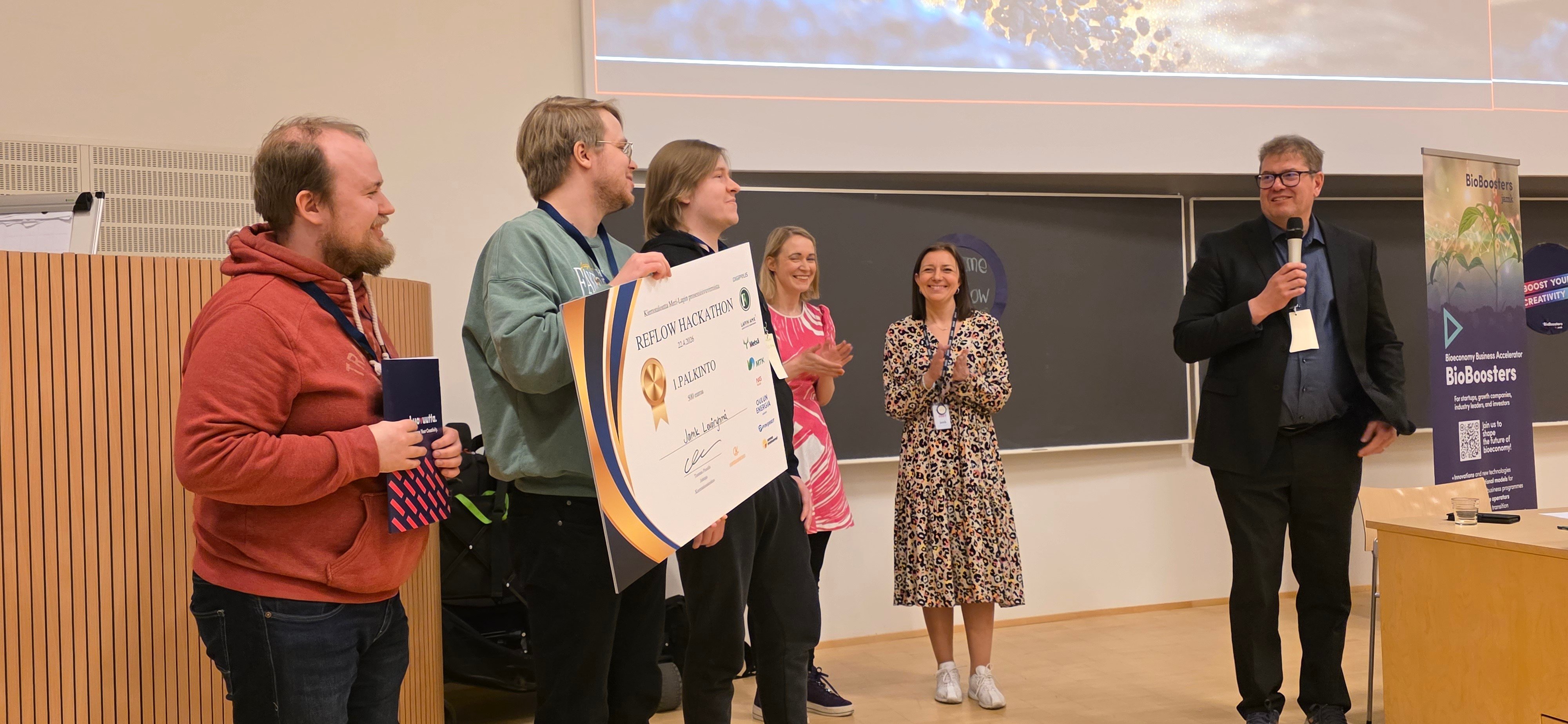 Jamk Leväryhmä voitti Reflow Hackathonin 22.4.2026 Jyväskylässä. Kisassa etsittiin uusia ratkaisuja Meri-Lapin teollisuuden prosessisivuvirtoihin. Voittajaryhmä sai palkinnoksi 500 euroa. Kuva Soile Suvanto Kemin Digipolis oy