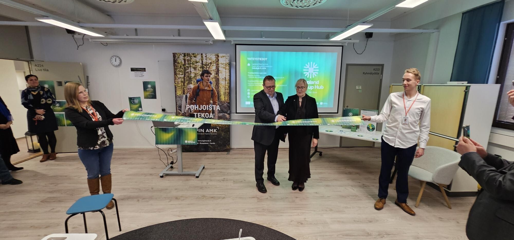 Kemin kaupungin elinvoimajohtaja, Kemin Digipolis oy:n tj Kimmo Heikka ja Lapin amk:n rehtori Riitta Rissanen leikkasivat Lapland StartUp Hubin nauhan 20. marraskuuta 2025. Kuva Soile Suvanto Kemin Digipolis oy