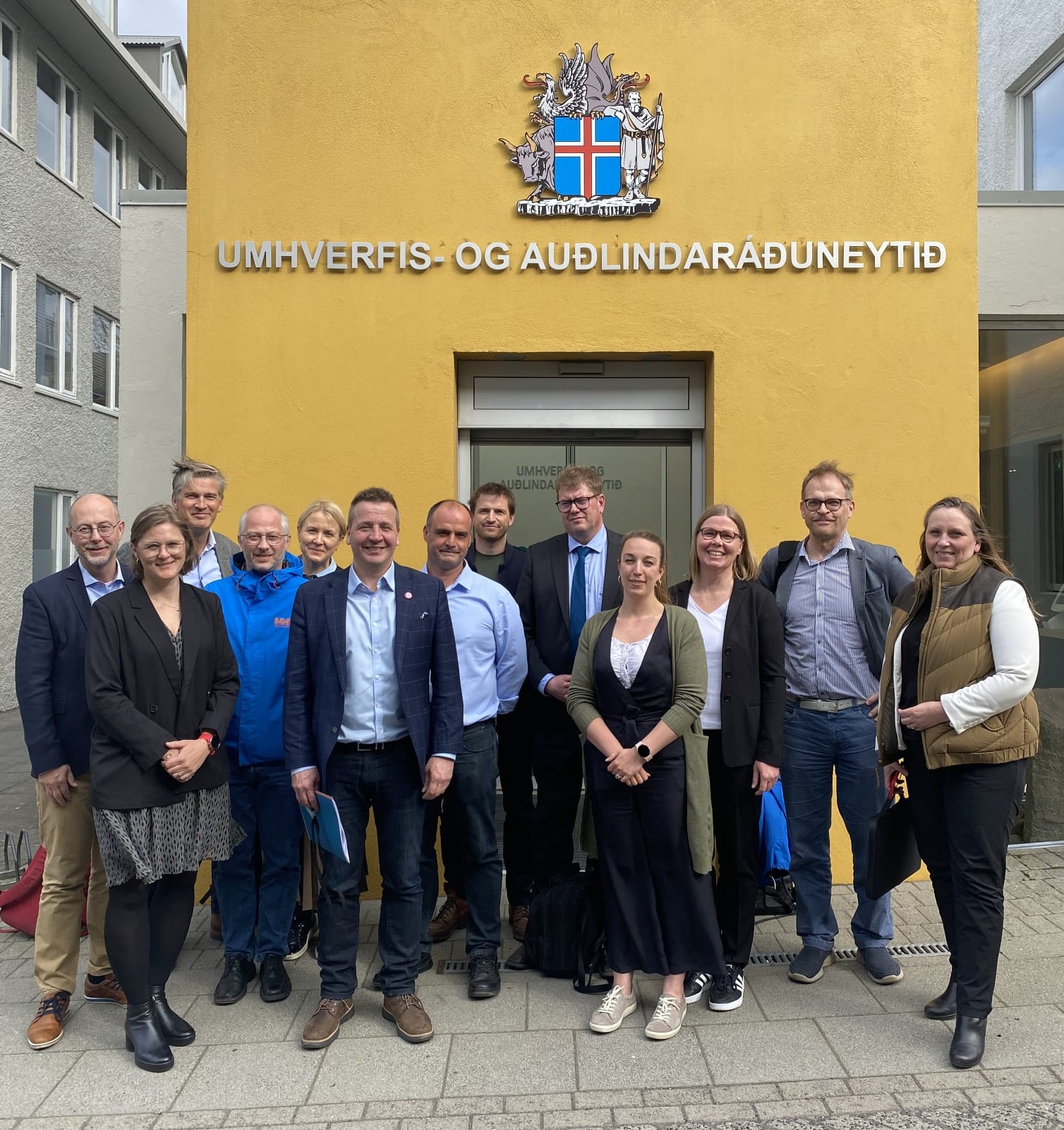 IIeland Ocean Clusterin johtaja Thor Sigfusson kolmas vasemmalta lukien, Islannin ympäristö- ja energiaministeri Guðlaugur Þór Þórðarson kuvassa kuudentena vasemmalta lukien. Kiertotalouskeskuksen johtaja Tuomas Pussila yhdeksäntenä vasemmalta. Sitran johtava asiantuntija Nani Pajunen kolmantena oikealta ja Norrumin toimitusjohtaja Jukka Teräs toinen oikealta.&nbsp;