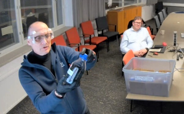 Metsä Groupin Kehitysjohtaja Kari Ala-Kaila esittelee erilaisia teollisuuden sivuvirtoja etäyhteyden välityksellä Lapin amk:n Biotalous kiertotalodessa -opintojaksolla. Taustalla Kiertotalouskeskuksen johtaja Tuomas Pussila. Kuva Anne Saloniemi Lapin amk. (AS:n vierasblogi)