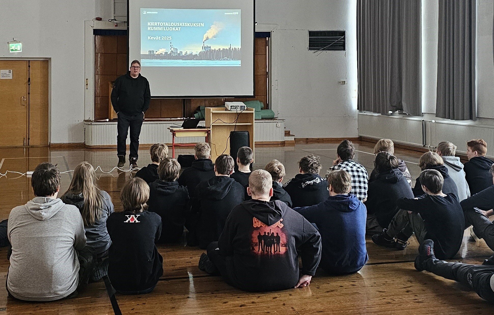 Kiertotalouskeskuksen kummiluokkaluento Karihaaran koulussa, luentoa pitämässä johtaja Tuomas Pussila. 11.2.2025. Kuva: Soile Suvanto Kemin Digipolis oy