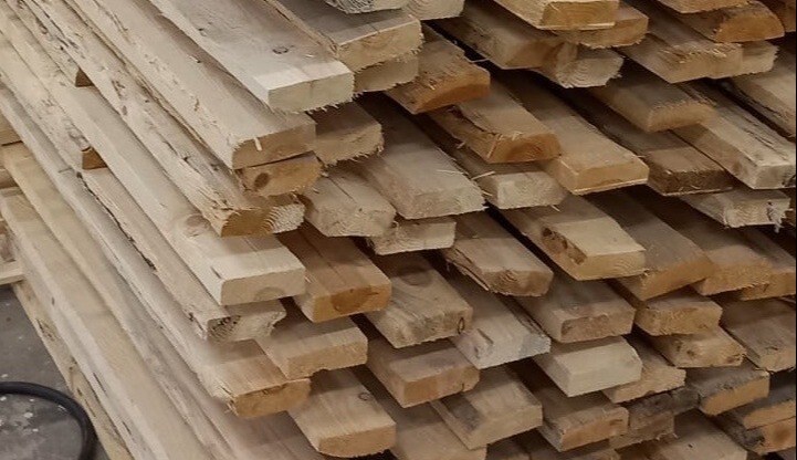 CLTmetsä-hankkeessa tutkitaan kierrätys- ja sekundääripuun hyödyntämistä puunkorjuuseen käytettävissä CLT-levyissä. Kuva Tytti Ahoranta