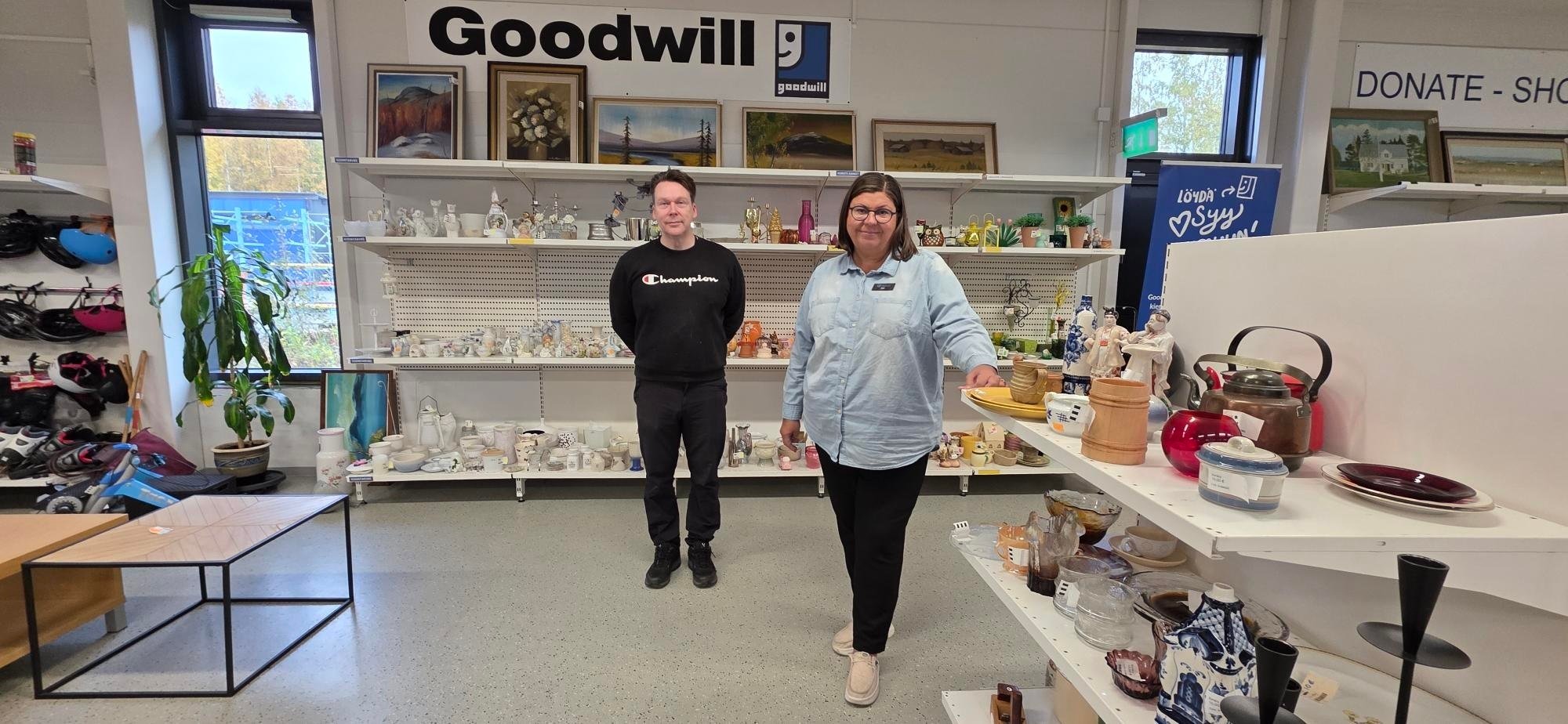 Kaikki Merivan ja Goodwill Kemin toiminta perustuu tavaroiden uudelleenkäyttöön ja kiertotalouden edistämiseen, sanovat myymäläpäällikkö, työvalmentaja Marko Koivuaho Goodwill Kemistä ja toimitusjohtaja Outi Hedemäki-Kantola Meriva -säätiöstä. Kuva Soile Suvanto Kemin Digipolis oy