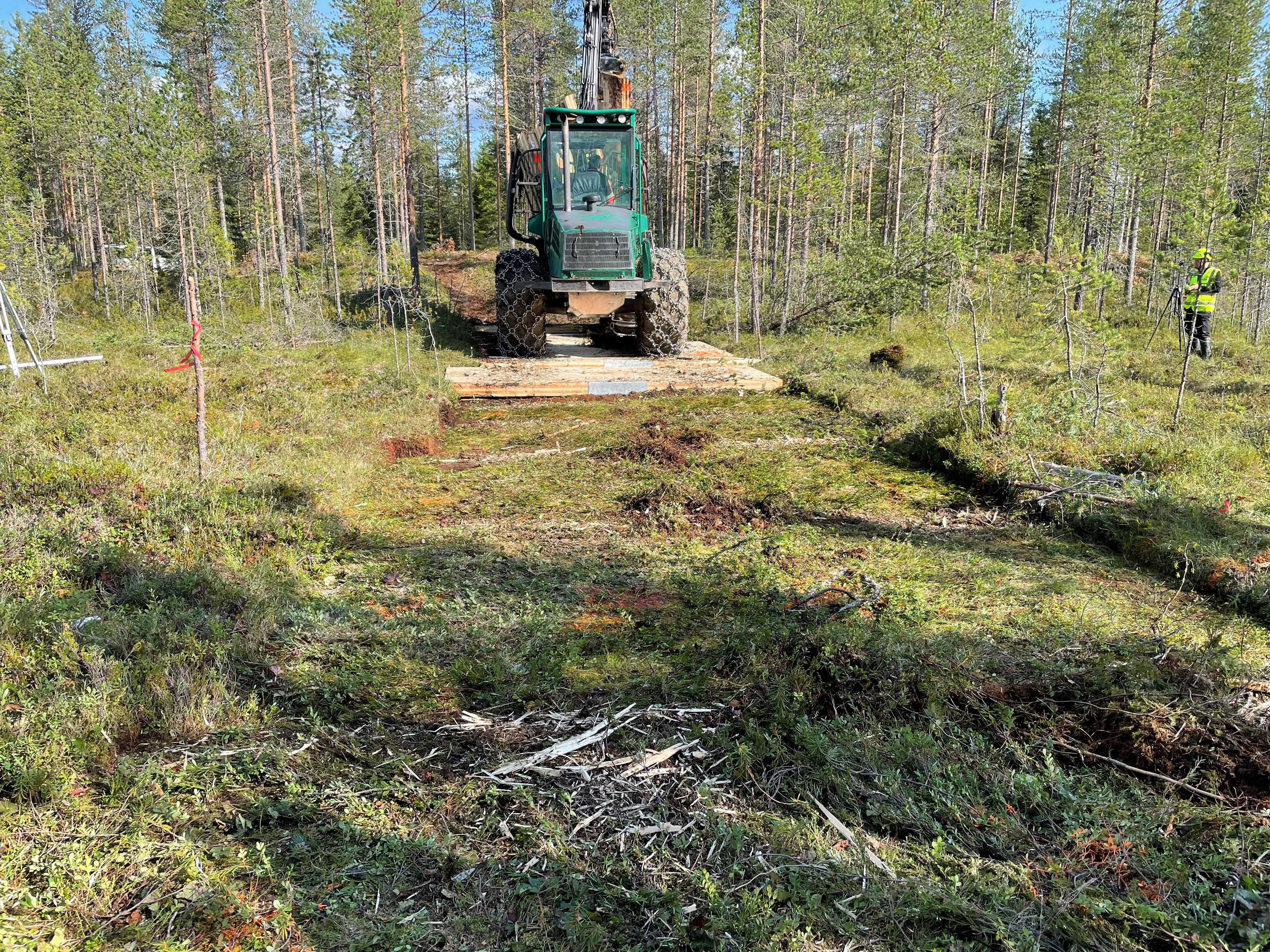 CLT-levynäytöksessä Rovaniemen Hirvaalla elo-syyskuussa näytetään, kuinka CLT-levyt soveltuvat suonotkojen ylitykseen puunkorjuussa.