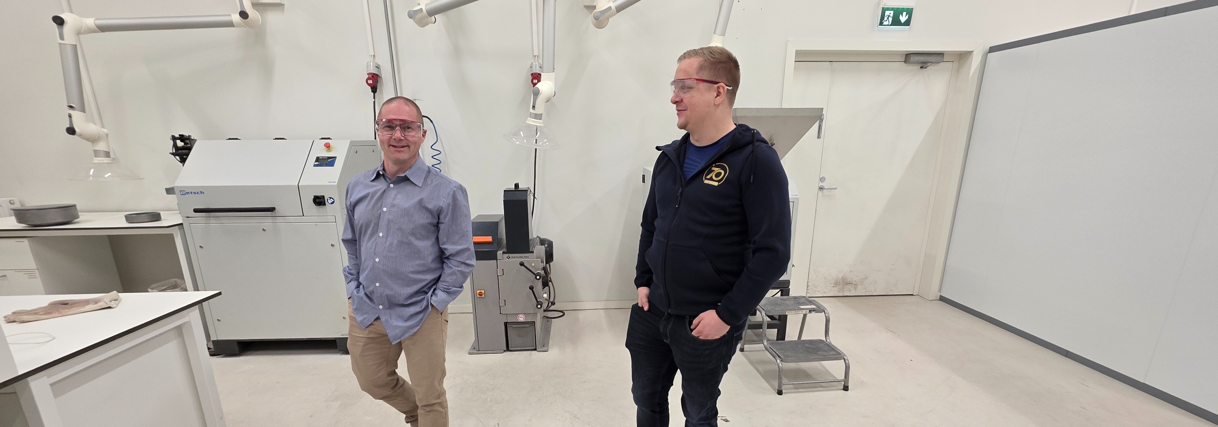 Liiketoimintajohtaja Veli-Matti Marttala ja laboratoriopäällikkö Petri Salmela Tapojärveltä Oulun keskuslaboratoriossa kaksi vuotta avaamisen jälkeen toukokuussa 2026. Kuva Soile Suvanto Kiertotalouskeskus Kemin Digipolis oy