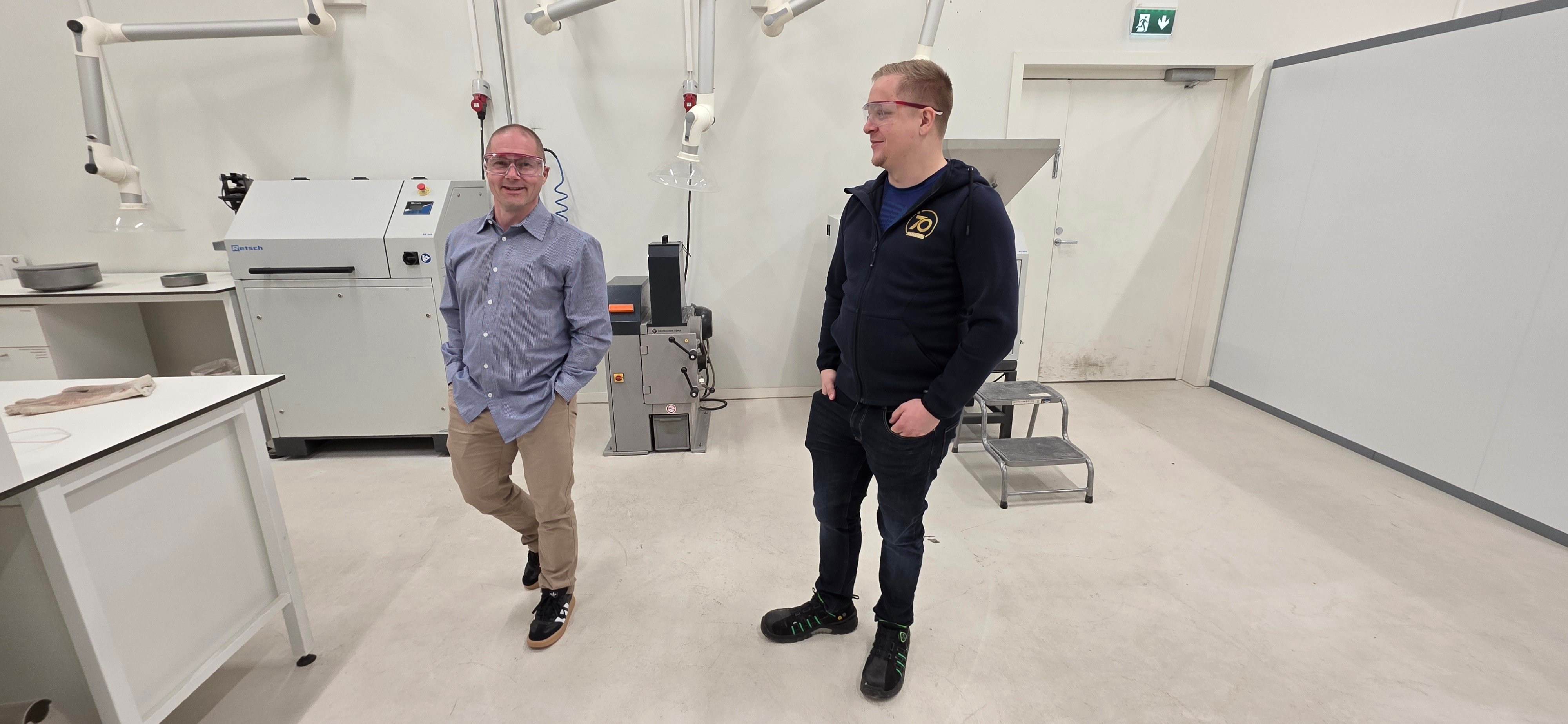 Tapojärven liiketoimintajohtaja Veli-Matti Marttala ja laboratoriopäällikkö Petri Salmela Oulun keskuslaboratoriossa. Kuva Soile Suvanto Kiertotalouskeskus, Kemin Digipolis oy