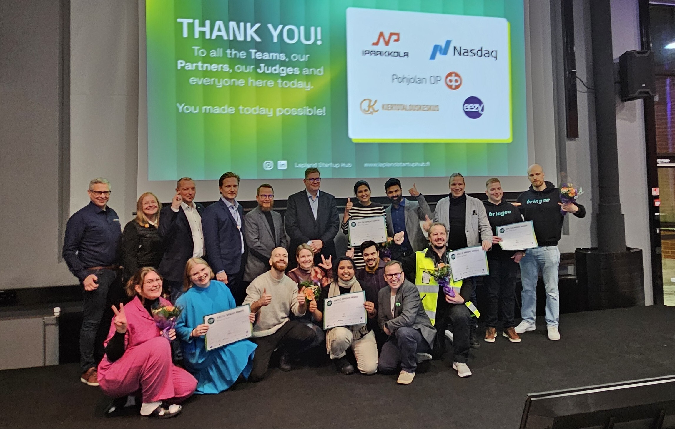 Arctic Bright Minds -startupliikeideakisan viisi voittajaa ja tuomarit sekä finaalin juontanut Markus Pellikka.