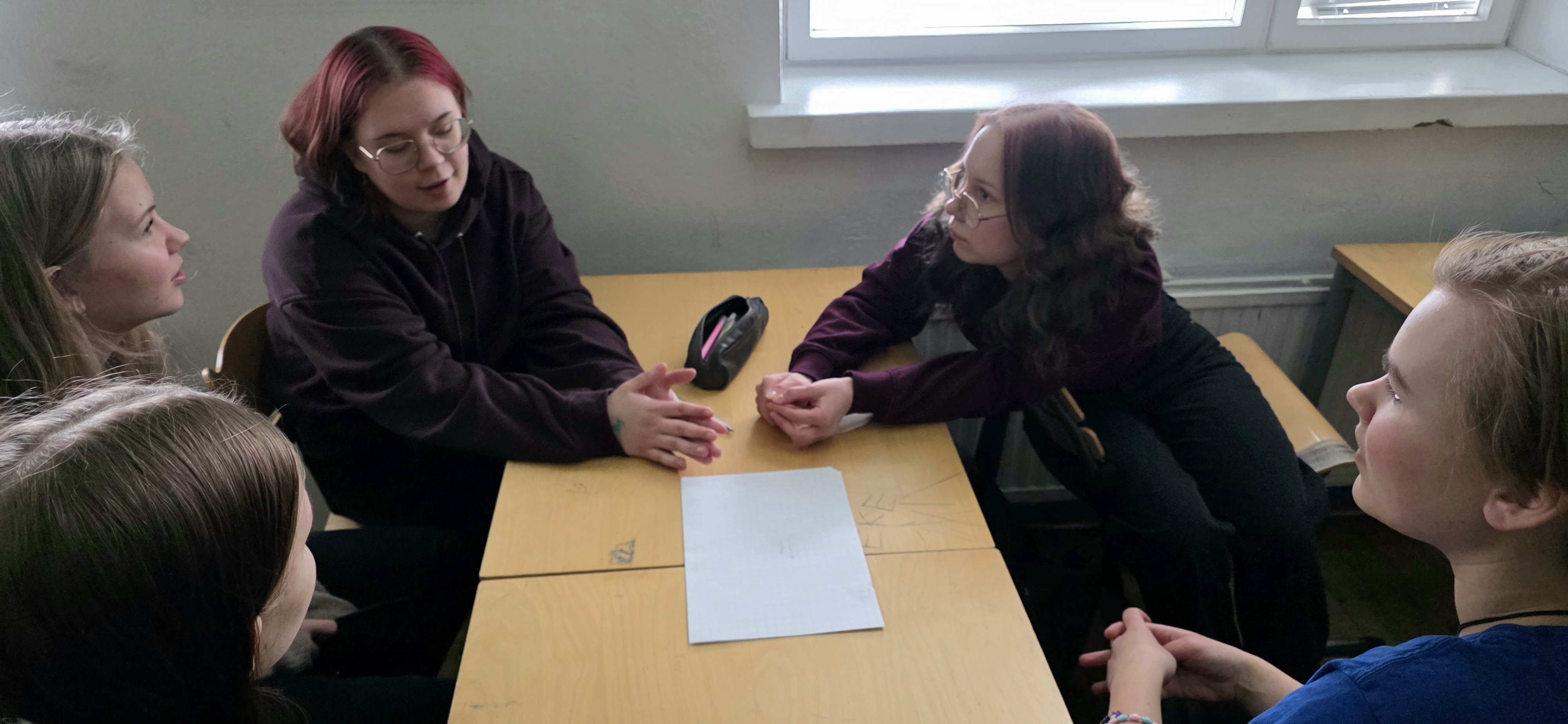 Karihaaran koulun 9 D luokan oppilaat Aliisa Savolainen, Loviisa Juustovaara, Miia Soivuori ja Kara Pörhö alkoivat heti ideoida omaa kiertotalousyritystään Kiertotalouskeskuksen kummiluokkahaasteessa Meidän kiertotalousyrityksemme. 