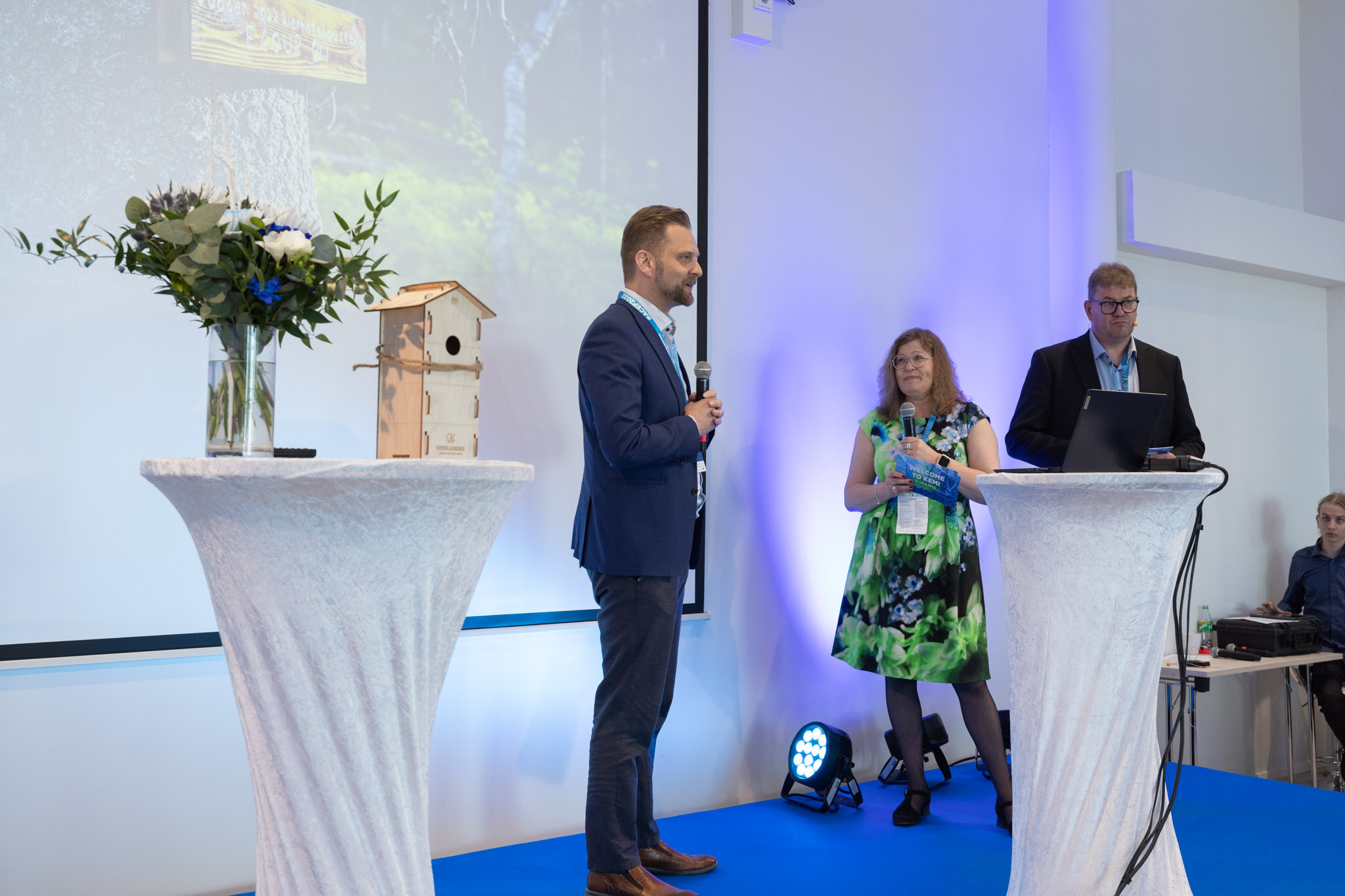 EcoUpin toimitusjohtaja Antti Ollikainen sai Vuoden Kiertotalousteko -palkinnon ACEF2022:ssa. Kiertotalouskeskuksen johtaja Tuomas Pussila oikealla.