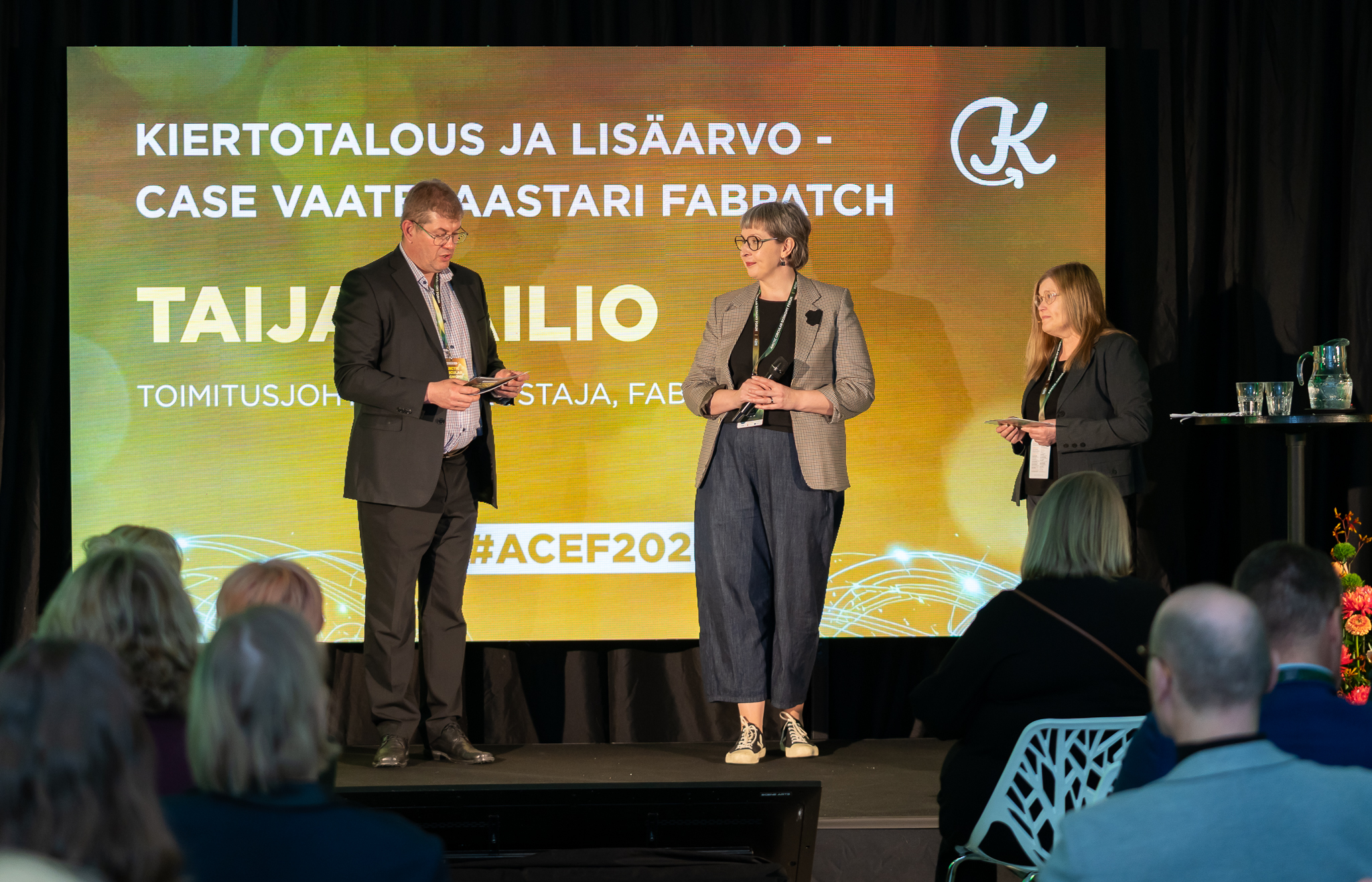 Vuoden 2026 Kiertotalousteko -palkinnon voitti Vaatelaastari FabPatch oy, palkinnon vastaanotti ACEF2026 -forumissa,  toimitusjohtaja, perustajajäsen Taija Sailio. Palkintoa jakamassa Kiertotalouskeskuksen johtaja Tuomas Pussila ja viestintäpäällikkö Soile Suvanto. Kuva Videcam Jussi Riikonen.