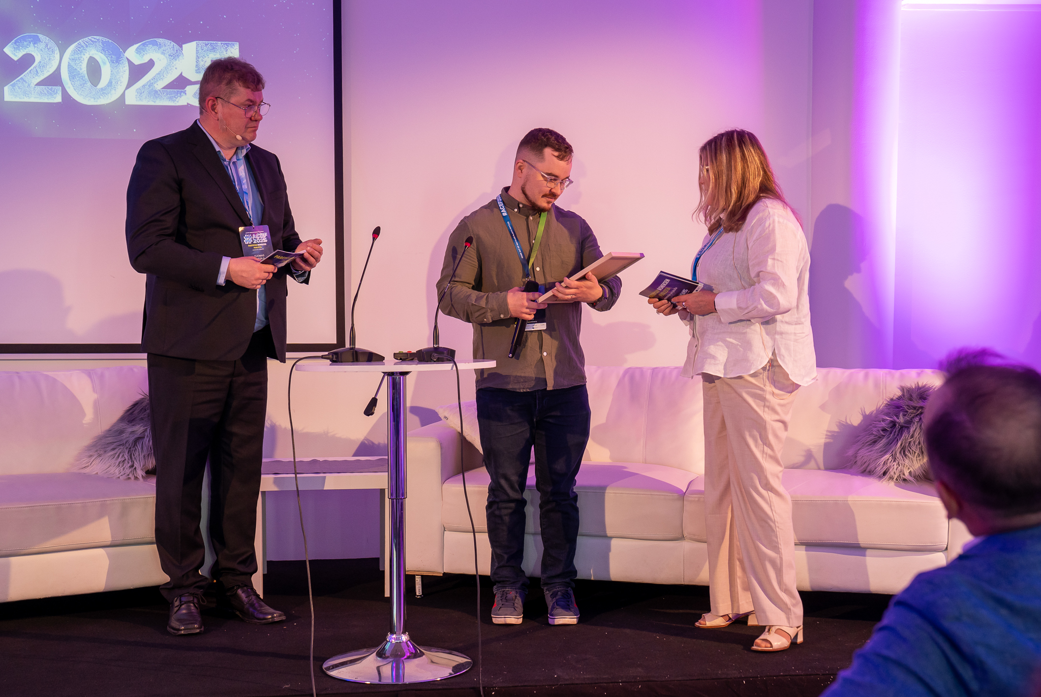 ACEF2025 -forumin isäntä Tuomas Pussila (vas) on tyytyväinen forumin antiin. Kuvassa Vuoden Kiertotalousteko -palkintotilaisuus 4. kesäkuuta. Voittaja Pohjois-Suomen Biokaasu ja toimitusjohtaja Mika Impiö sekä Kiertotalouskeskuksen viestintäpäällikkö Soile Suvanto. Kuva Soile Suvanto. Kuva Videcam