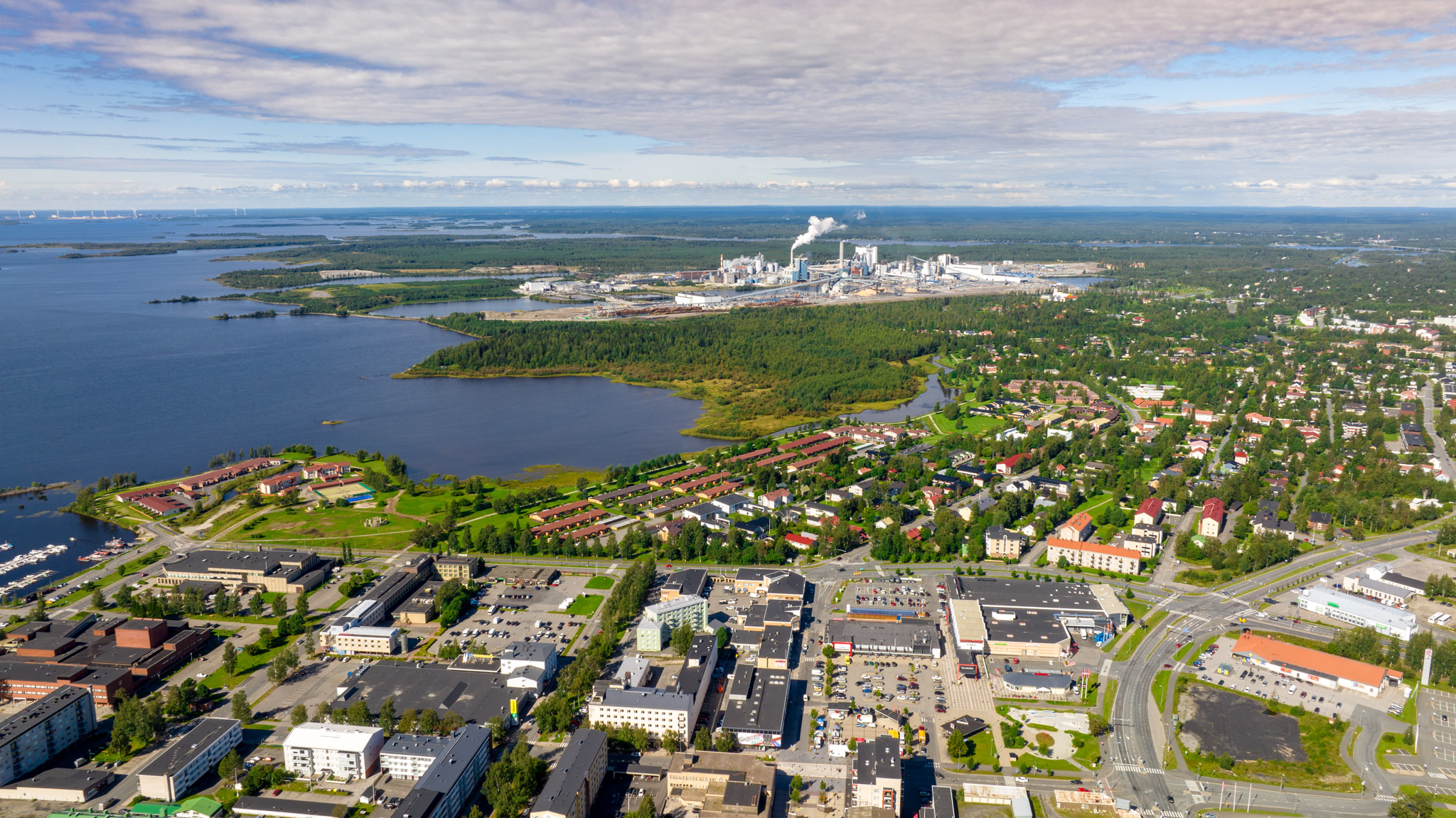 Invest in Kemi Kemissä teollisuus ja ihmiset asuvat rintarinnan. KUVA KUVAVUORINEN