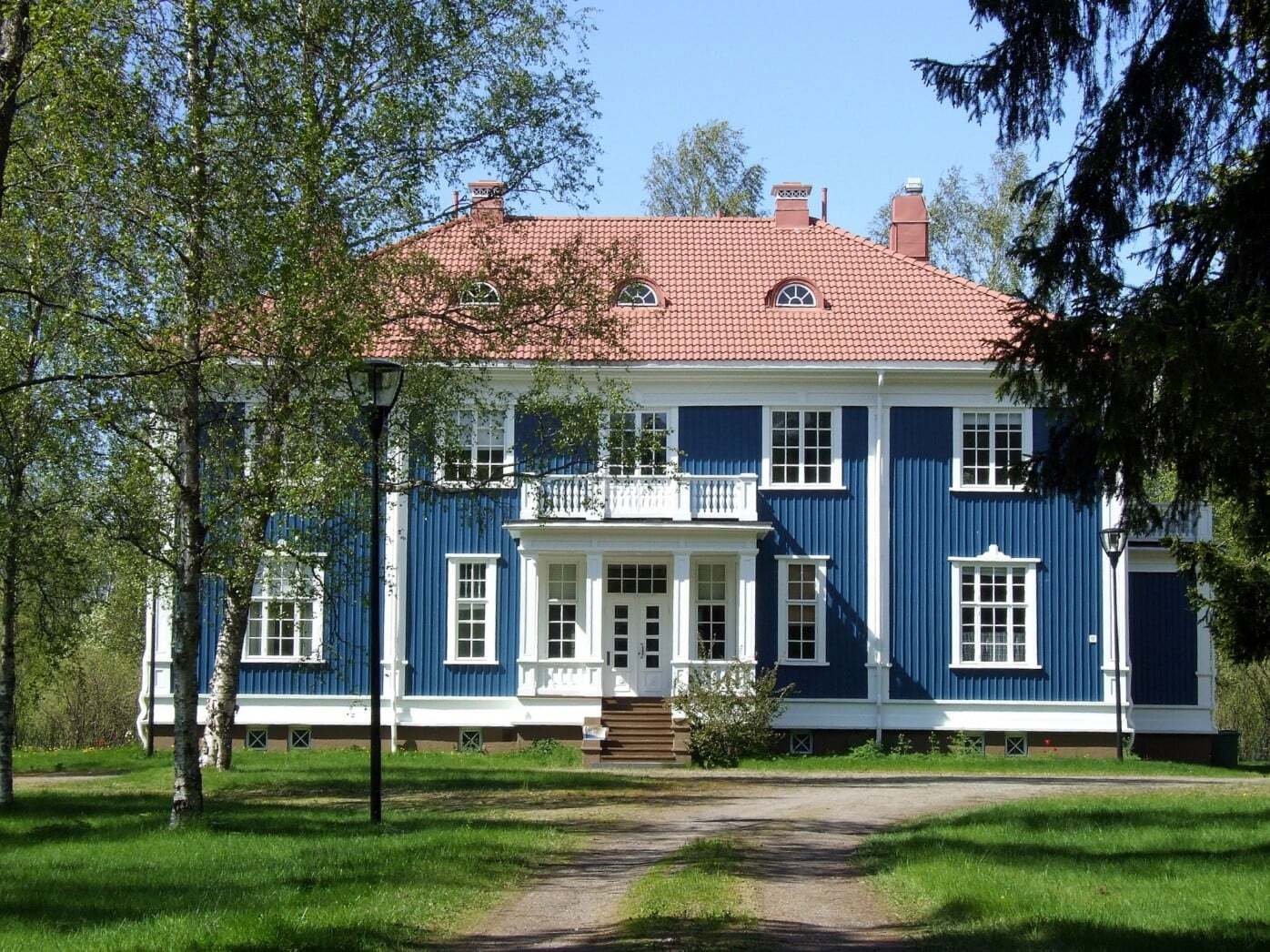 A large blue and white house

Description automatically generated with low confidence