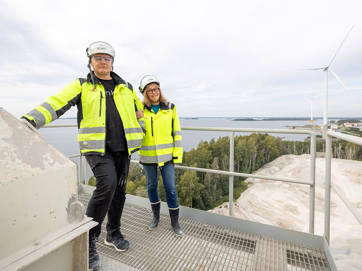 Sampsa Vuori SMA mineralin tehtaalla. Kuvassa mukana Digipoliksen viestintäasiantuntija Soile Suvanto.