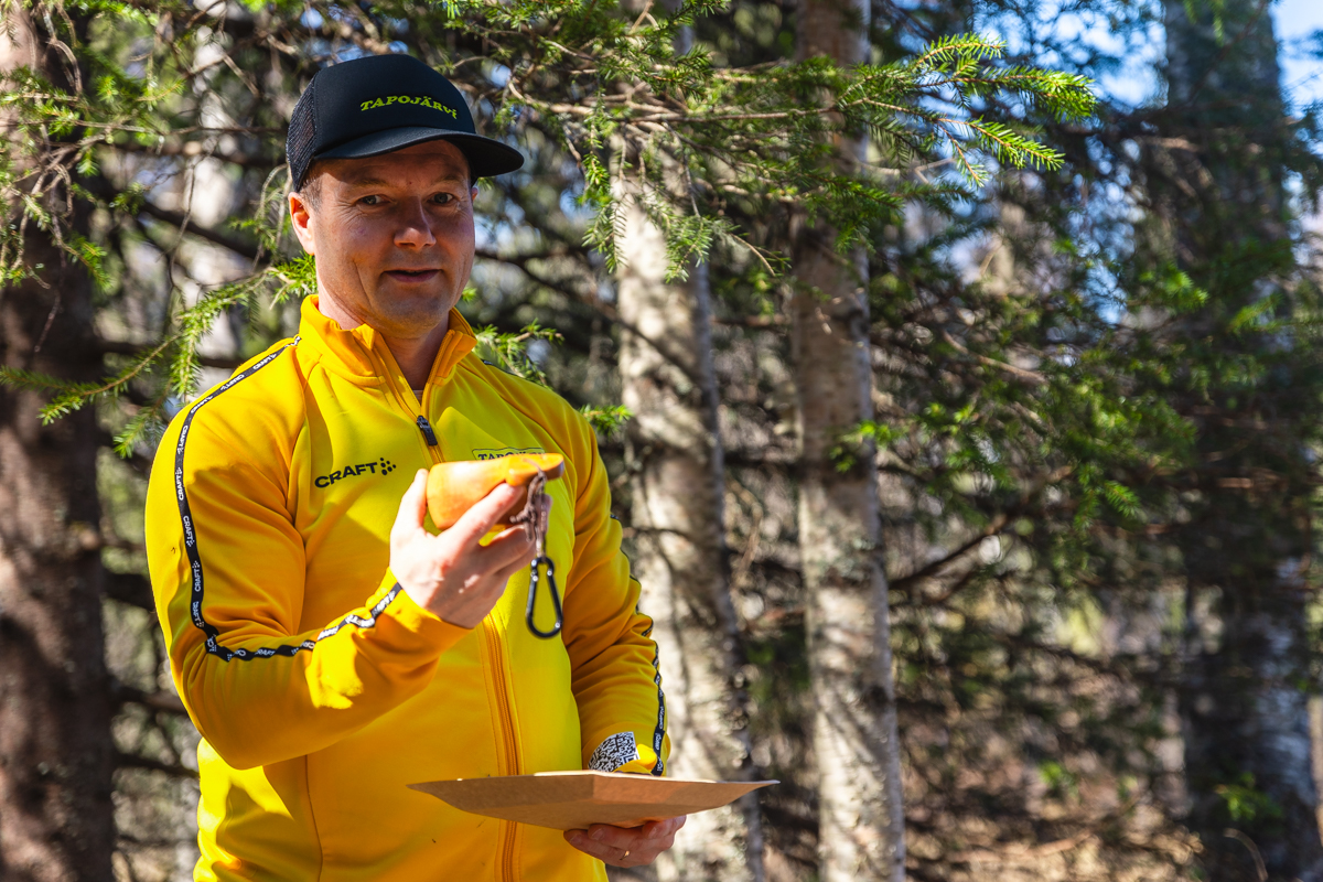 Vuoden 2024 Kiertotalousteko -palkinnoksi Tapojärvi sai nokipannukahviretken metsään ja oman nimikkopuun metsästä. Retkellä liiketoimintajohtaja Veli-Matti Marttala. Kuva Blue Flame Stories