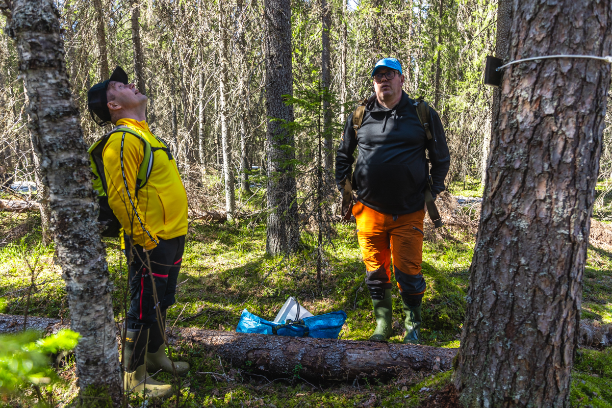 Vuoden 2024 Kiertotalousteko -palkinto Tapojärvi oy:lle, kuvassa liiketoimintajohtaja Veli-Matti Marttala ja Kiertotalouskeskuksen johtaja Tuomas Pussila. Kuva Blue Flame Stories