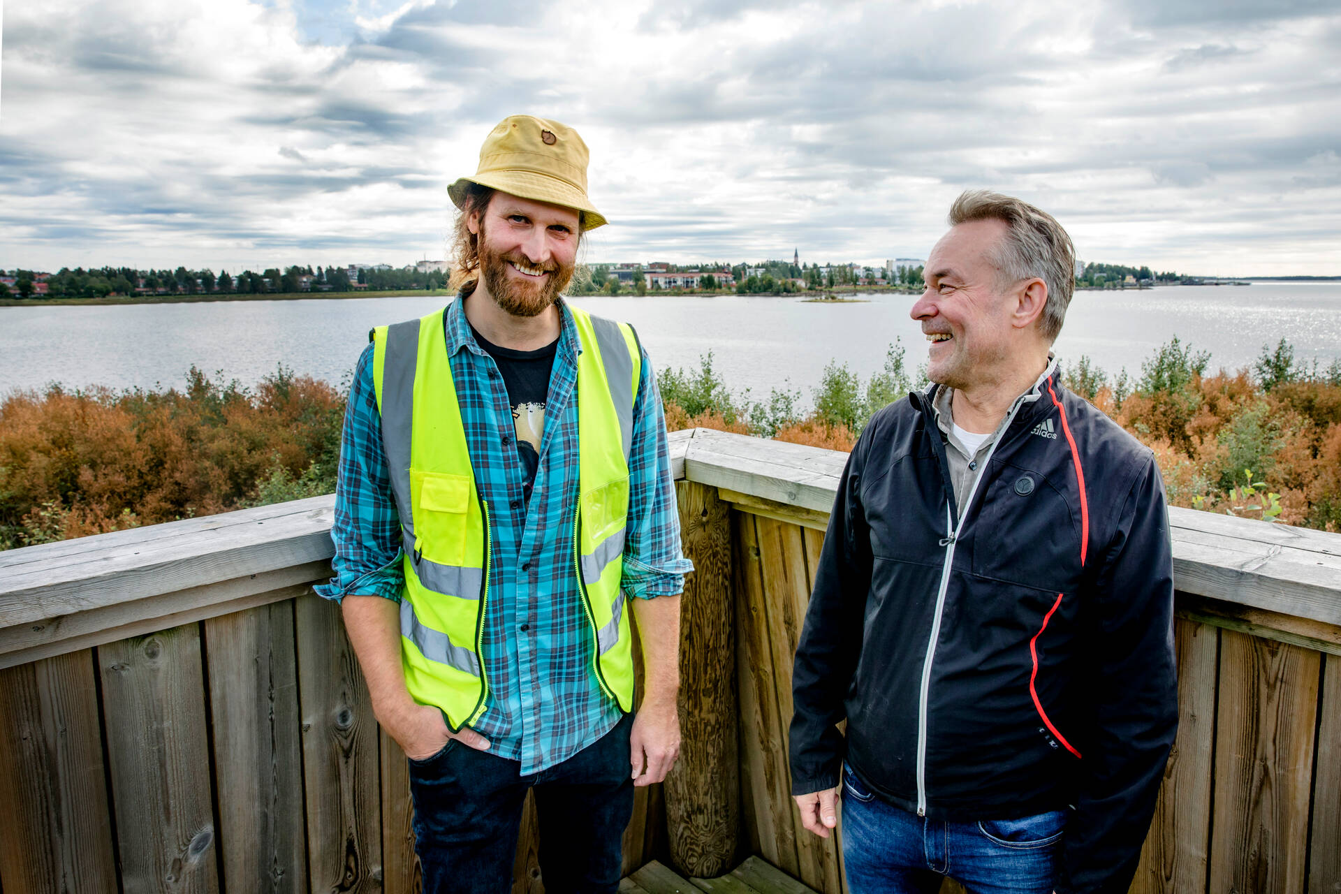 Villi vyöhyke ry:n puheenjohtaja Jere Nieminen ja Metsä Groupin johtava luontoasiantuntija Timo Lehesvirta Kemin Kiikelin ulkoilureitillä. 