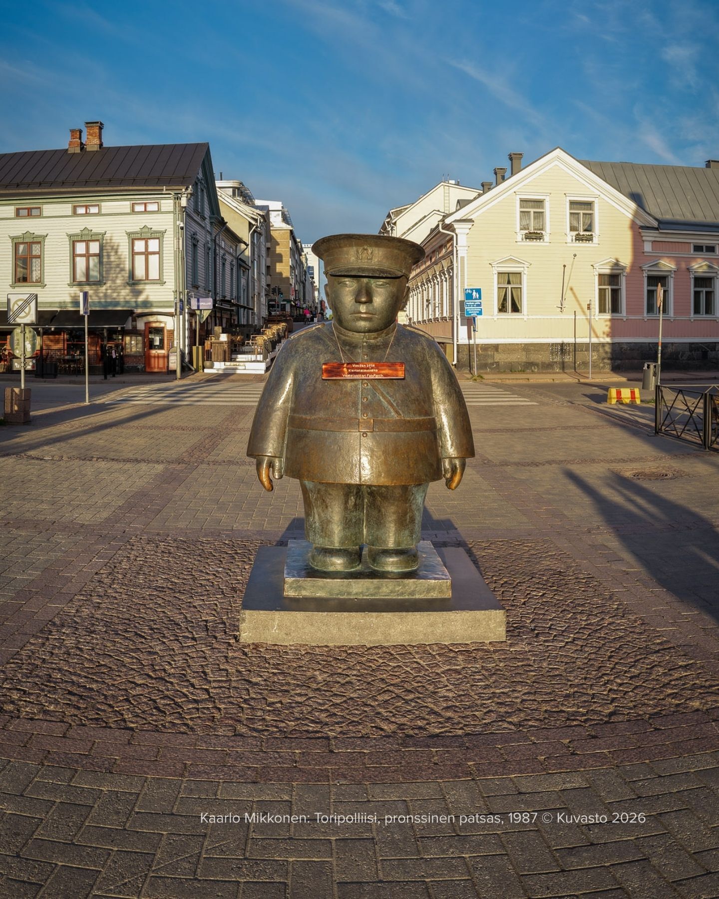 Vuoden 2026 Kiertotalousteko Vaatelaastari FabPatch Oy Kuva Kuvavuorinen  Kaarlo Mikkonen: Toripolliisi, pronssinen patsas, 1987 © Kuvasto 2026