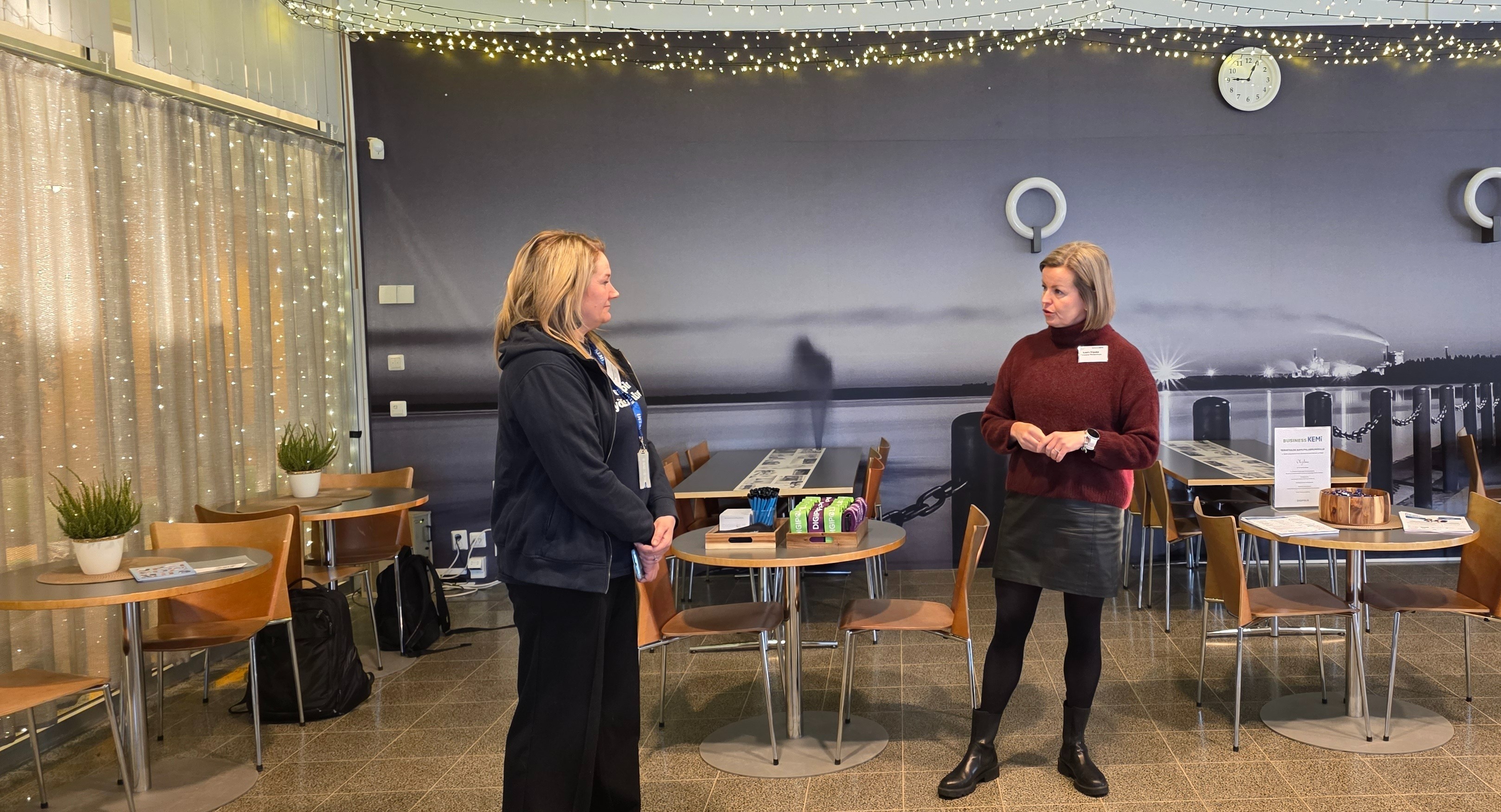 Pointin Susanna Ukonaho jutteli aamubrunssilla yrittäjyyden alkupolusta Viestintä Momentumin yrittäjän Laura Orpanan kanssa.  Kuva Soile Suvanto Kemin Digipolis oy