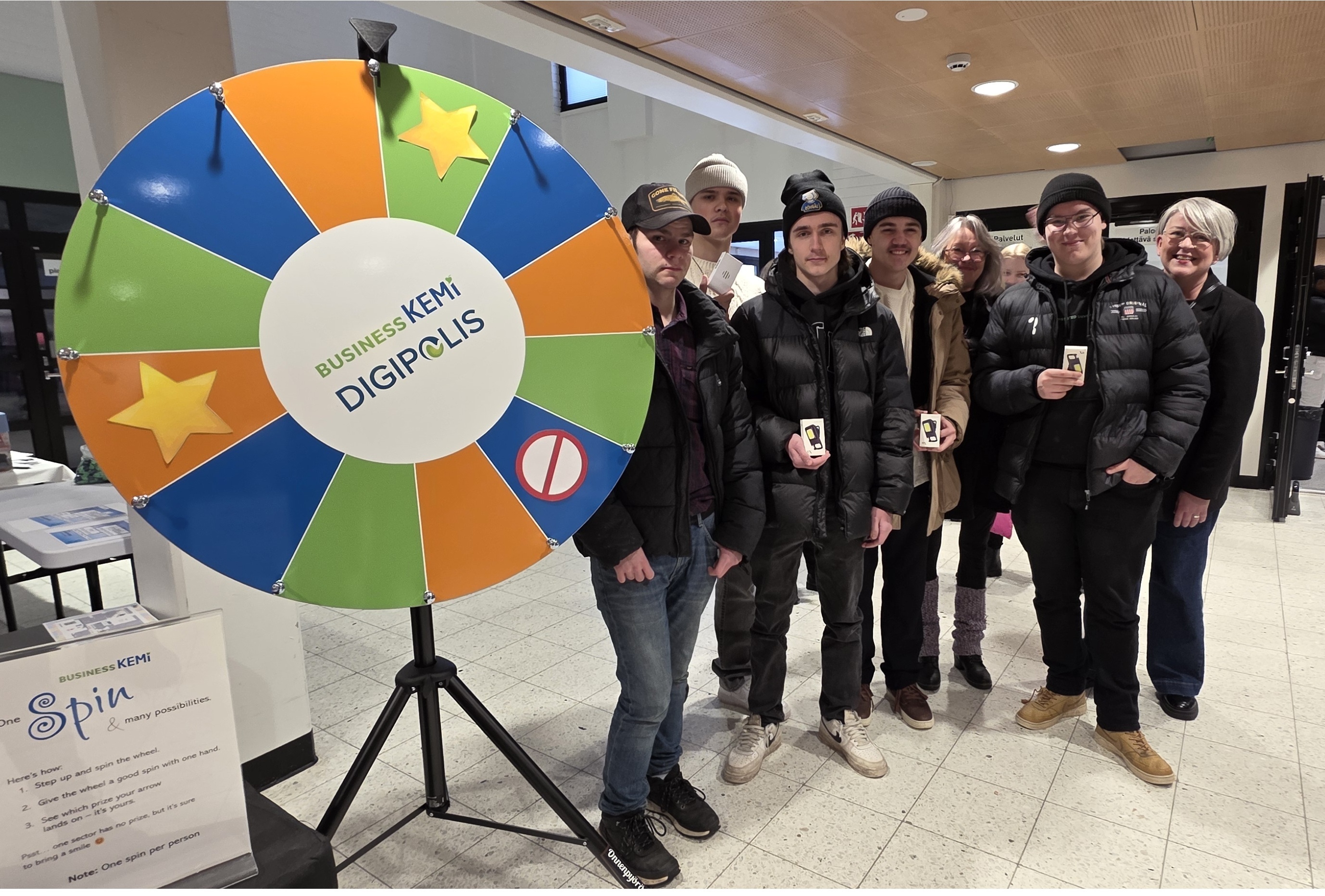 Vas. Paavo Huhtalo, Joakim Myllyneva, Nooa Ponkala, Joonatan Urpilainen, Tuula Saarela - Business Kemi, Santeri Korpela ja Leena Enbuske - Kemin Digipolis oy. Opiskelijat ovat tulevia rakennusalan ammttilaisia, jotka kävivät Mätsis -messuilla Business Kemin onnenpyörän äärellä. Kuva Soile Suvanto